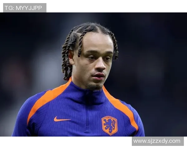 哈维西蒙斯：新星崛起，足球场上的未来之星与传奇之路